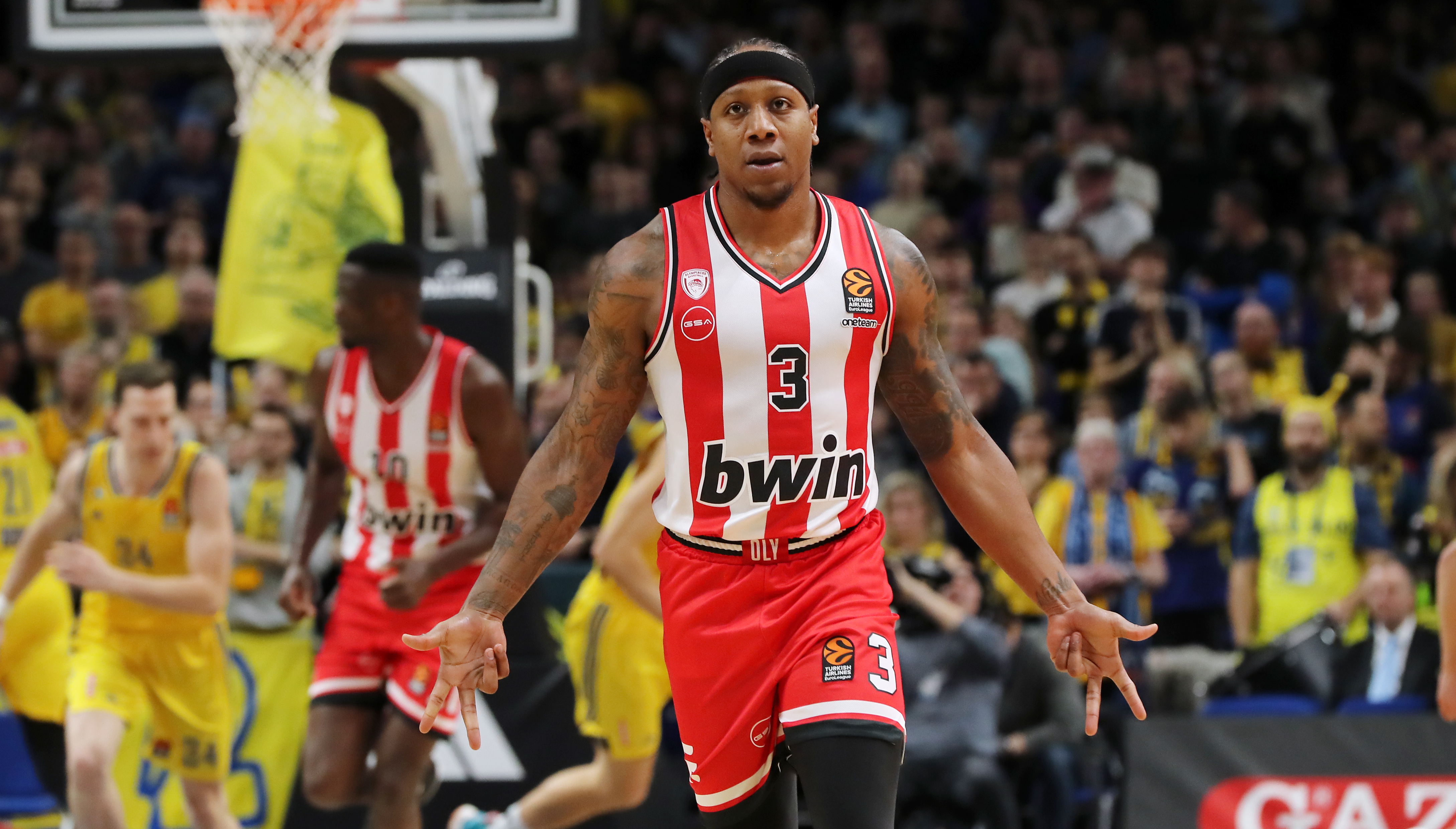 Isaiah Canaan jubelt nach Dreier / Freude / Emotion / Jubel / Sport / Basketball /  Euroleague EL Herren / Saison 2023/2024 / 29.12.2023 / ALBA Berlin vs Olympiakos Piräus / copyright: contrast / O.Behrendt / contrast photoagentur / 10439 Berlin Meyerheimstr.8 / Tel: +49 1723152300 / contrast@contrastphoto.de / MWSt-7 Prozent / FA-Prenzlauer Berg St.Nr. 31/222/60192Berl. Volksb. IBAN: DE37100900005881632006 / BIC: BEVODEBB